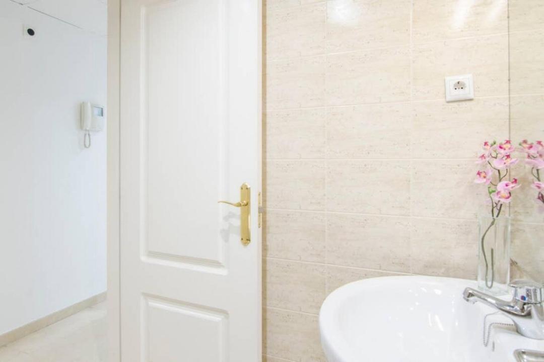 Cruz Apartment Мадрид Екстериор снимка